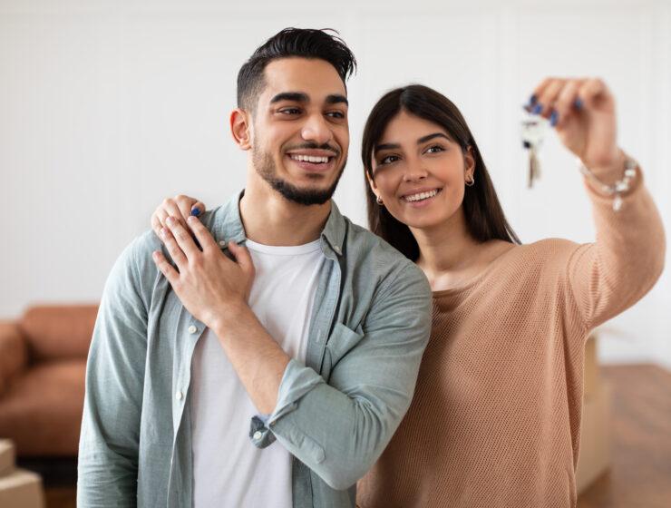 Koppel dat viert dat ze samen een particuliere huurwoning hebben gekregen via Rentalist.